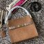 Tory burch lee radziwill pebbled small double bag กระเป๋า Lee Radziwill Double Bag สุดหรู ที่คำนึงถึงการเลเยอร์หนังและหนังกลับอย่างประณีตลงไปในงานดีไซน์ สามารถปรับปากกระเป๋าได้ 3 แบบตามต้องการ พร้อมนำเอาความเป็น American Luxury มาตีความใหม่ผ่านแง่มุมของคว