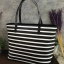 KATE SPADE HYDE LANE STRIPED RILEY LEATHER TOTE BAG กระเป๋าสะพายทรง Tote Bag หนังสวยอยู่ทรง โดดเด่นที่สีทูโทนลายทางห้อยโลโก้ TAGcที่หูกระเป๋า ด้านหน้าประดับโลโก้ มี1ช่องใส่ของ ภายในมีช่องซิป และช่องใส่มือถือ กว้างและจุ ใส่ ipad notebook เอกสาร A4 กระเป๋าส
