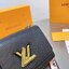 LOUIS VUITTON Twist Shoulder Bag MM / LV Twist MM ที่สุดของความสวยคลาสสิคย้อนยุค กระเป๋าสะพายที่มีลูกเล่น เพิ่มดีเทลให้น่าใช้งาน ด้วยสายสะพายแบบสปอร์ต ที่ปรับเปลี่ยนใช้ได้หลากหลาย วัสดุหนัง epi สวยคม ทนทาน ลวดลายเส้นไม้ แบบไม่มีใครซ้ำ เลิศๆไปอีกกับโลโก้สี
