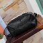 Tory burch leather mc-graw mini satchel เรียบหรูมีสไตล์กับกระเป๋าทรงSatchel สาว ๆ คนไหนที่ชื่นชอบกระเป๋าสะพายขนาดกะทัดรัด เราขอแนะนำใบนี้เลยค่ะ สามารถเลือกสะพายไหล่หรือสะพายคาดลำตัวก็ได้ ส่วนเอกลักษณ์ที่ไม่พูดถึงไม่ได้เลยก็คือโลโก้ Double T ที่ใช้เทคนิคกา