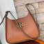 Tory Burch Miller Small Classic Shoulder Bag กระเป๋าที่เป็นได้มากกว่ากระเป๋าสะพายไหล่ โดยทางแบรนด์มีการออกแบบที่การต่อสายให้มาในลุคช์สะพายข้างได้ เป็นเอกลักษณ์ไม่ซ้ำใคร รูปทรงคลาสสิค เปิดปิดด้วยแม่เหล็กเพิ่มความปลอดภัย วัสดุหนังวัวแท้นุ่มต่อผิวสัมผัส มาคู