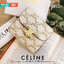 พรีเมี่ยมกิ๊ฟแท้ 100% 】CELINE SHORT WALLET VIP GIFT WITH PURCHASE (GWP) พรีเมี่ยมกิ๊ฟ Limited จาก CELINE HAUTE PARFUME DUTYFREE COUNTER วัสดุ Triomphe Canvas หนังสวยอยู่ทรงปั้มโลโก้ด้านหน้าเปิดปิดฝาพับกระดุม