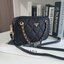 รุ่นใหม่มาแรง จากงานพรีเมียมกิ้ฟท์แบรนด์ PRADA รุ่น Mini handbag มาพร้อมกันถึง2สาย สายคล้องติดกระเป๋า และสายยาว Crossbody วัสดุทำจากผ้าNylon ลายตาราง สวยหรูดูดีมากคะ เปิดปิดด้วยซิป ภายใรมีป้ายโลโก้แบรนด์ มีช่องซิปและช่องใส่ของแยกอีก บุผ้าลายแบรนด์อย่างดี 