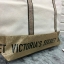 Victoria's Secret Canvas Tote Bag กระเป๋าสะพายวัสดุแคสวาสสีครีม ด้านล่างเป็นกลิตเตอร์ สกรีนชื่อแบรนด์ ฐานกระเป๋าเป็นหนัง ด้านหน้ามีช่องเล็กไว้ใส่ของได้ เปิดปิดด้วยซิป ซับในลายแบรนด์ มีช่องซิปเล็กแยกใส่ของ1ช่อง จุของได้เยอะมาก