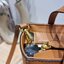 M.C.M Aren Top-Zip Shopper in Visetos Leather Mix ใหม่ก่อนใครไม่ต้องรอพรี กับคอลเลคชั่นล่าสุด ยังไม่เข้าช็อปไทย กระเป๋าถือ/สะพายข้าง ขนากกำลังดี รูปทรงยูนิเซ็กส์ ที่สามารถใช้ได้ทั้งหนุ่มๆและสาวๆ วัสดุหนังแคนวาสสลับหนังแท้ ปากกระเป๋ามีซิปรูดกันของหล่น รูดใ