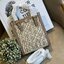 Tory burch t monogram jacquard mini tote ลวดลายT monogram ด้วยโลโก้สุดไอคอนนิคของแบรนด์ โดดเด่นด้วยกราฟฟิคและดีไซน์ ออกมาในหลายรูปแบบหลายคอลเลคชั่น แต่ละคอลเลคชั่นสวยหรูไม่แพ้กัน ทรงมินิโท้ท ขนาดกำลังดี ใช้งานง่าย ก็เป็นอีกหนึ่งรุ่นที่ทันยุคทันสมัยที่สาวๆ