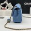 CHANEL Flap Bag Denim Pearl Gold Hardware 20cm พร้อมส่งที่ไทย วัสดุผ้าเดนิมสีน้ำเงินแท้ พร้อมฮาร์ดแวร์โทนสีทองโบราณ และมีฝาปิดด้านหน้าปิดแบบเทิร์นล็อค CC ซิกเนเจอร์ของแบรนด์ ภาพสินค้าถ่ายจากงานขายจริง ใช้งานต่างประเทศได้