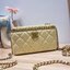 Chanel camellia vanity case bag พลาดไม่ได้เลยกับคอลสุดแซ่บ ดีไซน์ใหม่ 2023 นอกจากความคลาสสิคของรูปทรง ตัวอะไหล่ก็ยังปรับเพิ่มดีเทลความหรู