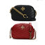 Tory Burch KIRA CHEVRON SMALL CAMERA BAG รุ่น Kira Chevron Small Camera Bag ตอบโจทย์คุณสาวๆ ได้อย่างละมุ่น สวยมาแต่ไกล ลุคหรูดูมีสไตล์ ดีไซน์เรียบหรู แต่ดูไฮไม่เบา..เพิ่มลวดลายด้วยการเย็บเย็บบนหนังเป็นลายเส้น (Chevron) ตกแต่งสายสะพายด้วยพู่ห้อยเกร๋ๆ สายยา