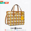 Tory burch perry fil coupe small triple-compartment tote กระเป๋าทรง Tote ยอดนิยม เหมาะอย่างยิ่งสำหรับการเป็นกระเป๋าคู่ใจ ใช้ในชีวิตประจำวัน ฐานกระเป๋ามีความแข็งแรงทนทานต่อการใช้งาน ภายในกระเป๋ากว้างขวาง ตอบสนองการใช้งานสูงสุด ตัวกระเป๋าตัดเย็บจากหนังแท้แล