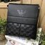 GIORGIO ARMANI CROSSBODY BAG กระเป๋าสะพาย Limited Edition จาก GIORGIO ARMANI JEAN เปิดปิดด้วยฝาปิดแม่เหล็กซ่อนด้านในตัวกระเป๋า พร้อมซิปสะดวกใช้ ปั้มโลโก้แบรนด์ด้านหน้ามี1ช่องใส่ของ ด้านหลังมี1ช่องซิป ขนาดกำลังดี น้ำหนักเบา กันน้ำ สามารถใส่ ipad mini กระเป