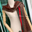 Gucci Classic Print Scarf แบรนด์ดังจากประเทศอิตาลี ด้วยงานพรีเมี่ยมกิ้ฟ ส่งมอบความรู้สึกดีๆให้กับคนที่คุณรัก ในรูปแบบผ้าพันคอและผ้าคลุมไหล่ผืนใหญ่สีสันไม่ฉูดฉาด เหมาะกับชุดที่เป็นทางการหรือลำลองก็ได้ เป็นผ้าที่ให้ความอบอุ่น ถักทอด้วยผ้าcashmere ผ้าเนื้อดี
