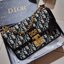 DIOR CD ADDICT FLAP BAG กระเป๋าสะพายดีไซน์คลาสสิค สวยผู้ดี โดดเด่นด้วยโลโก้และอะไหล่ตัวล็อคสีทอง เพิ่มดีเทลความหรูขึ้นไปอีก วัสดุผ้าแคนวาสทอลวดลายเอกลักษณ์ ภายในเป็นช่องโล่ง มีช่องซิป สายสะพายโซ่ในตัว ปรับใช้ได้ 2 แบบ สะพายข้าง หรือสะพายโซ่คู่ที่ไหล่ก็สะด