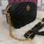 Tory Burch KIRA CHEVRON SMALL CAMERA BAG รุ่น Kira Chevron Small Camera Bag ตอบโจทย์คุณสาวๆ ได้อย่างละมุ่น สวยมาแต่ไกล ลุคหรูดูมีสไตล์ ดีไซน์เรียบหรู แต่ดูไฮไม่เบา..เพิ่มลวดลายด้วยการเย็บเย็บบนหนังเป็นลายเส้น (Chevron) ตกแต่งสายสะพายด้วยพู่ห้อยเกร๋ๆ สายยา