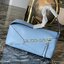 Loewe Puzzle Hobo bag กระเป๋ารุ่น Puzzle มีความพิเศษในหลายด้าน ไม่ว่าจะเป็นรูปทรงที่แปลกใหม่ มินิมอลด้วยโลโก้อนาแกรมแบบประทับ ดูหรู เป็นกระเป๋า Unisex ที่ไม่ว่าคุณจะเป็นผู้หญิงหรือผู้ชายก็ใช้งานได้ ลายกระเป๋าได้มาจากการนำหนังมาเย็บต่อกันทั้งหมด ถึงแม้ว่าข