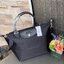 Longchamp Le Pliage Neo Size S มาพบกับกระเป๋ารุ่นยอดนิยม ที่สาวๆ ต้องมีไว้เก็บไว้สักใบ กระเป๋าโท้ทใบนี้ มาพร้อมกับสีที่มีสไตล์เรียบง่าย มีสายสะพายยาวช่วยให้คุณสามารถสะพายไหล่ได้อย่างสบาย ในขณะที่ที่ปิดแบบซิปช่วยให้คุณมั่นใจได้ว่าของด้านในมีความปลอดภัย Le 