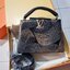 LV capucines top handle วีไอพีพรีเมี่ยมกิ๊ฟจากเคาน์เตอร์ ที่สุดของความสวยในราคาเบาๆ กระเป๋าถือสุดหรู ดีไซน์ทรงคลาสสิค พร้อมลวดลายหรูหรา มาพร้อมหูจับในตัว ด้วยรูปทรงวินเทจและวัสดุหนังแท้ ขับผิว ทำให้ไอเท็มนี้สะกดทุกสายตาจริงๆ และยังมีลูกเล่นที่ฝาปิดกระเป๋า