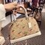 COACH 91514 MINI SIERRA SATCHEL IN SIGNATURE CANVAS WITH STRAWBERRY PRINT สายคุณหนูมารวมตัวกันตรงนี้เลยจ้า!! ละมุนกว่านี้ไม่มีแล้ว กับกระเป๋าทรงโดมสุดคลาสสิค เพิ่มดีเทลลูกเล่นลายสตรอเบอรี่ ให้มีความคิ้วท์แบบไม่เยอะเกินไป ลงตัวพอดี มาพร้อมหูจับในตัวและสายส