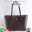 รุ่นยอดนิยม COACH TOWNTOTE IN SIGNATURE CANVAS F76636 กลับใช้ได้ทั้งสองด้าน ใบขนาดใหญ่จุใจ ใส่ของได้เยอะมากกก เป็นรุ่นที่สวยตลอดกาล ควรมีติดตู้ไว้เลยค่าา