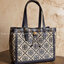 TORY BURCH FACTORY MONOGRAM JACQUARD TOTE BAG กระเป๋าถือหรือสะพายรุ่นล่าสุดดีไซน์ยอดนิยมจาก TORY BURCH FACTORY OUTLET วัสดุ Woven Jacquard & Leather ทอลาย Jacquard Singnature แบรนด์รอบใบสวยอยู่ทรงเป็นเอกลักษณ์ เปิดปิดแบบ Drawstring ขนาดใหญ่กำลังดี กว้างแล