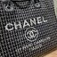 CHANEL LARGE TOTE BAG / CHANEL DEAUVILLE TOTE / CHANEL TOTE BAG กระเป๋าสะพายผ้าทวิต ทรงโท้ทใบใหญ่ ต้อนรับเทศกาลท่องเที่ยวช่วงสิ้นปีนี้ ใครมองหากระเป๋าสะพายไปเที่ยว ใบนี้น้องตอบโจทย์แน่นอน ด้วยดีไซน์โทนสีที่ใช้ได้กับทุกโอกาส และขนาดกว้างที่จุของได้แบบไร้กั