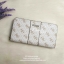 GUESS FACTORY WOMEN'S ZIP AROUND LONG WALLET กระเป๋าสตางค์หนังทรงซิปรอบพิมพ์ลายแบรนด์ ด้านหน้าติดโลโก้แบรนด์ ภายในมีช่องใส่ธนบัตร ช่องใส่บัตรหลายช่องและช่องซิปกลางใส่เหรียญ มีให้เลือกถึง 4 สี สวยคุ้ม น่าใช้มากๆค่า