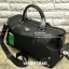 PRADA NYLON TRAVEL BAG PREMIUM GIFT ค่ะ กระเป๋าเดินทาง ทรงหมอน วัสดุไรบ่อนอย่างดี เนื้อหนา น่าใช้มากๆค่ะ อะไหล่เงิน ด้านหน้ามีโลโก้แบรนด์ เปิดปิดกระเป๋าแบบซิป ภายในโล่ง กว้างมากๆ ใส่ของได้เยอะเลยค่ะ มีช่องซิป ช่องเล็ก ช่องโล่ง แยกออกเป็นสัดส่วนค่ะ ด้านหลั