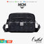 M.C.M KLASSIK CROSSBODY BAG อีกหนึ่งสีอมตะตลอดกาล !! เมนอินแบล็ค!! สาวกเอ็มซีเอ็มต้องมีน้า!! หนุ่มๆเค้าสะพายกัน!! กระเป๋าสะพายข้างทรงครอสบอดี้ ที่ดาราใช้กันเพียบ!! รุ่นนี้หนุ่มๆสะพายหรือสาวๆก็สะพายได้น้า ขนาดกำลังดี วัสดุหนังแคนวาสคุณภาพดี มีช่องหลั