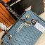 GUESS CROSSBODY BAG กระเป๋าถือหรือสะพาย ขนาดกำลังดี วัสดุ pu. faux leather หนังนิ่ม นุ่มมาก สวยอยู่ทรง มาพร้อมพวงกุญแจน่ารักๆ ถอดออกได้ ด้านหน้าประดับโลโก้แบรนด์
