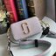 Marc Jacobs Snapshot Bag กระเป๋าแบรนด์ดังจากสัญชาติอเมริกัน นับได้ว่ารุ่นนี้เป็นรุ่นทรงฮิตเลยทีเดียว โดยด้านหน้ากระเป๋าจะเป็นโลโก้แบบโลหะที่เป็นสัญลักษณ์ของแบรนด์นี้ มาพร้อมสายสะพายที่จะสะพายยังไงก็ดูโดดเด่น เพราะขนาดใหญ่ที่สกรีนตัวอักษรโลโก้ ในรูปแบบต่าง
