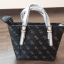 GUESS DELANEY SAFFIANO MINI CROSS BODY BAG กระเป๋าถือหรือสะพายรุ่นที่ฮิตที่สุดจาก GUESS FACTORY หนัง Saffiano ลาย GUESS สวยหรูอยู่ทรงสไตล์ PRADA ขนาดกำลังดีน้ำหนักเบา ด้านหน้าประดับโลโก้พร้อมพวงกุญแจโลโก้แบรนด์ห้อยที่หูกระเป๋า สามารถถอดเเยกใช้ได้ เปิดปิดด