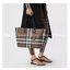 Burberry Check Leather Medium Tote / Burberry Tote Bag กระเป๋าช้อปปิ้งทรงโท้ท ใบใหญ่ หน้าติดอะไหล่แบรนด์สีทอง ช่องกว้างใช้งานง่าย ใส่ของได้เยอะเลยค่ะโดดเด่นด้วยลวดลายคลาสสิก วัสดุผ้าแคนวาส ภายในโล่งกว้างมาก ใส่ของได้สบาย หิ้วไปเที่ยวต่างจังหวัด สะพายไปต่า