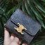 VIP 】CELINE SHORT WALLET VIP GIFT WITH PURCHASE GWP พรีเมี่ยมกิ๊ฟ Limited จาก CELINE HAUTE PARFUME DUTYFREE COUNTER วัสดุ Triomphe Canvas รุ่นใหม่เปิดปิดฝาพับกระดุม ภายในมีช่องแบ่งหลายช่อง ช่องใส่บัตรหลายช่อง ช่องใส่ธนบัตรใส่แบงก์พันได้เหมือนกระเป๋าสตางค์