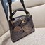 LV capucines top handle วีไอพีพรีเมี่ยมกิ๊ฟจากเคาน์เตอร์ ที่สุดของความสวยในราคาเบาๆ กระเป๋าถือสุดหรู ดีไซน์ทรงคลาสสิค พร้อมลวดลายหรูหรา มาพร้อมหูจับในตัว ด้วยรูปทรงวินเทจและวัสดุหนังแท้ ขับผิว ทำให้ไอเท็มนี้สะกดทุกสายตาจริงๆ และยังมีลูกเล่นที่ฝาปิดกระเป๋า