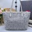 Tory Burch Ever Ready Zip Tote Small Coated Canvas / Tory Burch Geo Logo Tote กระเป๋าโท้ท พิมพ์ลายด้วยลวดลายสานตะกร้าอันเป็นเอกลักษณ์ของแบรนด์ ซึ่งได้แรงบันดาลใจจากความหลงใหลในงานจักสานของผู้ก่อตั้ง