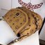 M.C.M Gold Visetos Small Crossbody Bag กระเป๋าสะพายข้างที่เหมาะกับทุกโมเม้นต์ของการเดินทาง และการใช้ชีวิตประจำวัน สีคอนยัคออริจินัลพิมพ์ลาย Visetos เพื่อความคลาสสิก ทุกสไตล์ด้วยทรงเอกลักษณ์เฉพาะรุ่น ลองถือด้วยมือหรือสายแบบคาดลำตัวถอดออกได้ช่วยให้สาม