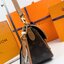 ORI หนังแท้ | LV Diane Monogram Monogram Flower Canvas bag กระเป๋าสะพายทรง Satchel กลับมาอีกครั้งในเวอร์ชัน Monogram แคนวาส ผสานโมเดลคลาสสิกยุค'90s เข้ากับดีเทลวินเทจทั้งการแต่งขอบหนังและบัคเคิลที่ได้แรงบันดาลใจจากดีไซน์ในตำนานอันทรงคุณค่า