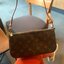 น้องน่ารักน่าใช้มากๆค่ะ LOUIS VUITTON POCHETTE ((Premium Gift Lv)) กระเป๋าหิ้ว//คล้องไหล่//สะพายข้าง//หรือถือแบบคลัท ชิลๆได้เลยค่า หนังแกะแท้นิ่มสวย เปิดปิดกระเป๋าแบบซิป ภายในสามารถใส่กระเป๋าเงินใบกลางได้; มือถือได้;พาสปอร์ตได้;ของจำเป็นจุกจิกสาวๆได้เยอะเ