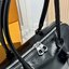 OP ORI หนังแท้ | LV Speedy Cargo Vibe Bag กระเป๋าถือคอลเลกชัน Vibe ผสานดีไซน์ดั้งเดิมยุค'30s เพิ่มความเท่ล้ำสมัยสไตล์นีโอร็อค หนังแท้แวววาวตกแต่งแอดเดรสแท็กลาย Monogram