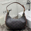 หนังแท้ CELINE AVA / CELINE Vintage Classic Ava bag 1 ใน คอลเลคชั่น “Triomphe Canvas” มาพร้อมสายสะพายไหล่ที่ปรับความยาวได้ และเนื่องจากช่วงล่างของกระเป๋ามีขนาดใหญ่กว่าช่วงบน จึงทำให้ไม่เสียทรงเมื่อเราใส่สิ่งของอย่างกระเป๋าสตางค์หรือโทรศัพท์มือถือ หากดูภาพ