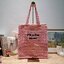 PRADA RAFFIA TOTE BAG สวยไม่ซ้ำใคร สไตล์บีช เหมาะมากกับการสะพายไปเที่ยวทะเล หรือจะใช้ในวันสบายๆก็ตอบโจทย์ กับกระเป๋าสะพายสานใบใหญ่ ตัวกระเป๋าเป็นวัสดุสังเคราห์จากธรรมชาติ