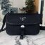 Prada Re-Nylon Messenger Crossbody Bag กระเป๋าสะพายทรงแมสเซ็นเจอร์ รุ่น Unisex ใช้ได้ทั้งชายหญิง รุ่นยอดนิยมดีไซส์เรียบง่าย โทนสีดำคลาสสิกเข้าได้กับทุกลุค