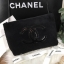 Chanel Precision Velour Crossbody Bag กระเป๋าสีดำแบรนด์ Chanelทำจากขนเฟอร์สีดำ น้ำหนักเบา ปากกระเป๋ามีซิปรูดปิด สายโซ่ ถอดออกได้ค่ะ จะสะพายไหล่ สะพายข้างหรือถือเป็น cluth ก็สวยหรูดูแพง มากับราคาสุดคุ้ม