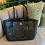 รุ่นใหม่ล่าสุด ทรงที่สาวๆรอคอย CHANEL LEATHER TOTE BAG ไซส์ใหญ่อลัง ตัวกระเป๋าเป็นหนังเต็มใบ เนื้อหนาดีมาก อะไหล่ทองวินเทจ ประดับโลโก้แบรนด์สุดหรู
