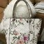 GUESS PRINTED KAMRYN FLOWERS SHOPPER BAG (SIZE L) กระเป๋าสะพายจาก GUESS FACTORY หนังสวยอยู่ทรงปริ้นลายดอกไม้คอลเลคชั่นล่าสุดใบใหญ่กำลังดี ใส่สัมภาระได้จุใจ น้ำหนักเบา ด้านหน้าประดับโลโก้แบรนด์อะไหล่เงินพร้อมพวงกุญแจแบรนด์ห้อยที่หูหิ้วถอดเเยกใช้ได้ หูหิ้วพ