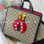 VIP GIFT 】หนังแท้ GUCCI Children's tote bag GG kids ที่สุดของความน่ารัก ลิมิเต็ดแบบไม่มีเอาท์ สาวๆสายหวานไม่ควรพลาดด้วยประการทั้งปวงเลยค่าา หนังแท้เกรดดีที่สุด พิมพ์ลายแบรนด์รอบใบเทคเจอร์สวยอยู่ทรง ภายในมีโลโก้กว้างและจุสุดๆใส่สัมภาระได้เยอะ ภาพถ่ายจ