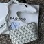 BAO BAO ISSEY MIYAKE Crystal Shoulder Bag งานดีไซน์ที่ดูเรียบง่ายทั้งรูปแบบการใช้งาน มีช่องเปิดปิดแบบซิปเพื่อให้คุณพกพาของมีค่าได้อย่างสบายใจป้องกันสิ่งของตกหล่น