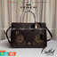 COACH ZOE CARRYALL IN SIGNATURE CANVAS เดอะเบสท์แห่งปี ต้องยกให้พี่คนสวยใบนี้เลย!! รุ่นที่สาวๆตามหา หายากอีกหนึ่ง กระเป๋าถือ/สะพายทรงสวย คลาสสิค ใบใหญ่จุคุ้ม มีดีเทลน่ารักๆที่แม่กุญแจ สามารถล็อคหัวซิปได้ กุญแจซ่อนในพวงหนังห้อยก็น่ารักไปอีก ภายในโล่งกว้าง 