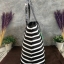 KATE SPADE HYDE LANE STRIPED RILEY LEATHER TOTE BAG กระเป๋าสะพายทรง Tote Bag หนังสวยอยู่ทรง โดดเด่นที่สีทูโทนลายทางห้อยโลโก้ TAGcที่หูกระเป๋า ด้านหน้าประดับโลโก้ มี1ช่องใส่ของ ภายในมีช่องซิป และช่องใส่มือถือ กว้างและจุ ใส่ ipad notebook เอกสาร A4 กระเป๋าส