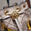 TORY BURCH MINI T MONOGRAM FLORAL BUCKET BAG คอลเลคชั่นใหม่ พร้อมเสิร์ฟความสวยให้ถึงบ้าน!! กระเป๋าบัคเก็ตทรงยอดนิยม ไซส์มินิ ดีไซน์ใหม่ล่าสุด สไตล์งานคราฟ มีลูกเล่นประดับดอกไม้กับตัวกระเป๋า และตัวรูดสาย วัสดุผ้า jacquard ตัดสลับหนังแท้ หูจับและขอบกระเป๋าต